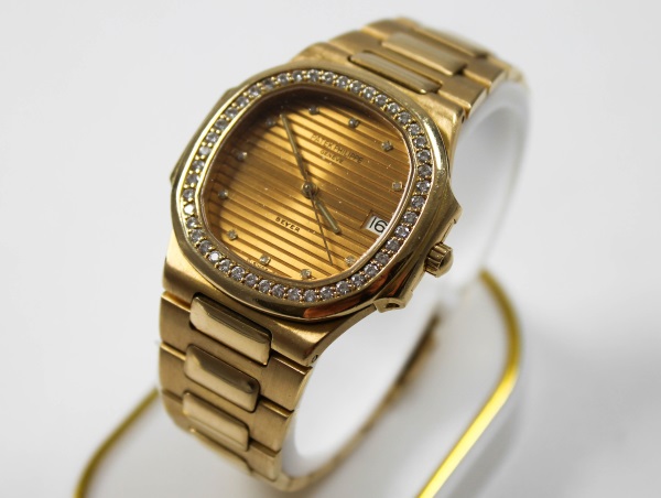 Patek Philippe Genève Nautilus Damenarmbanduhr in Gold mit Brillantlünette mit Armband in Gelbgold